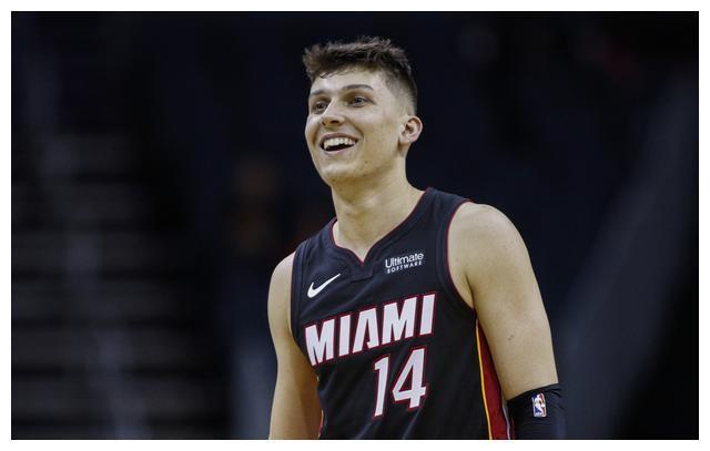 赛次日的首 赛次日的首